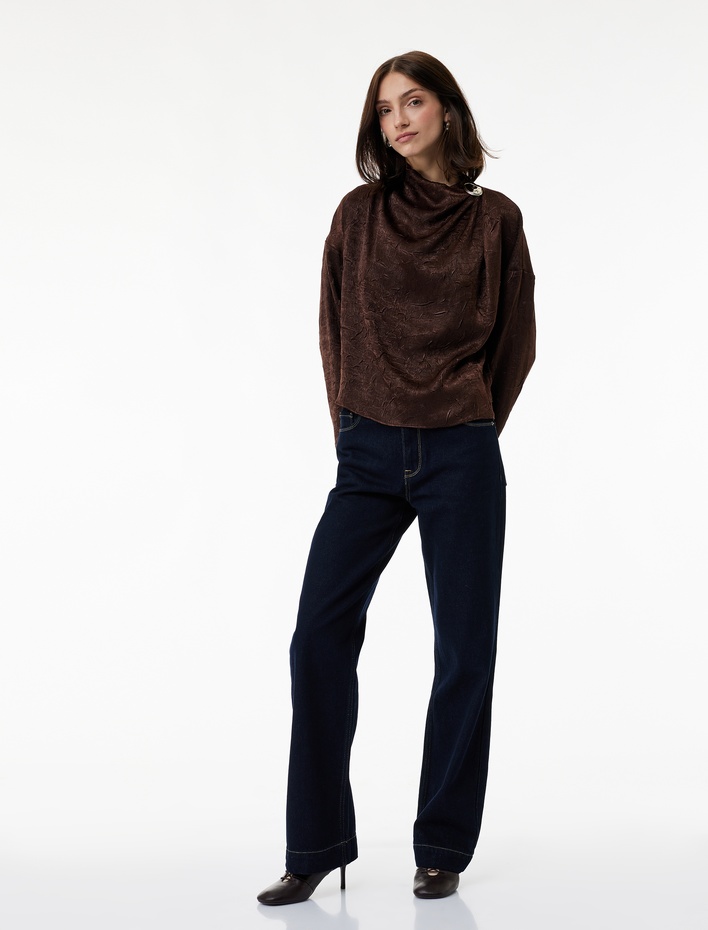  Metal Aksesuarlı Asimetrik Yaka Uzun Kollu Dokulu Saten Bluz