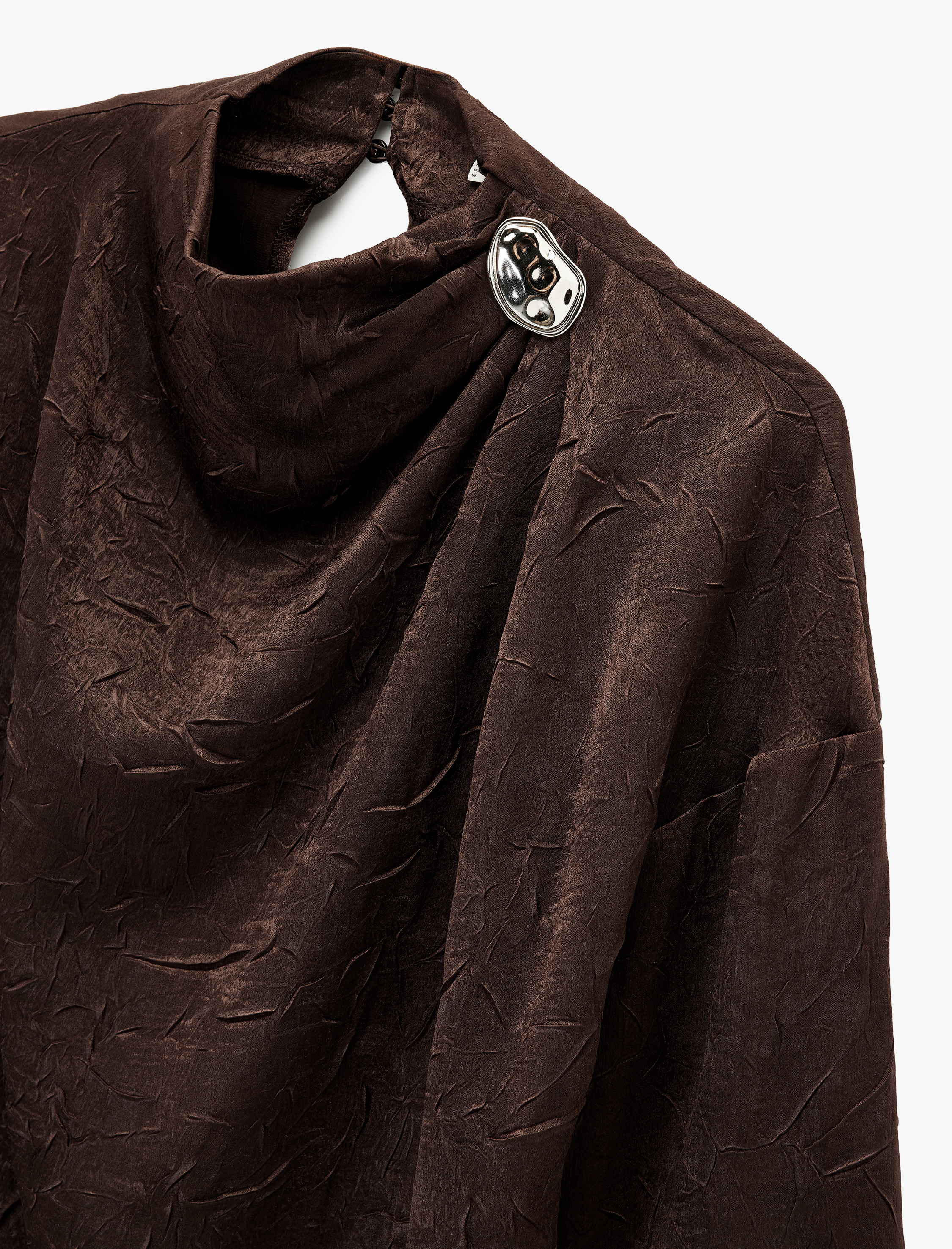   Metal Aksesuarlı Asimetrik Yaka Uzun Kollu Dokulu Saten Bluz