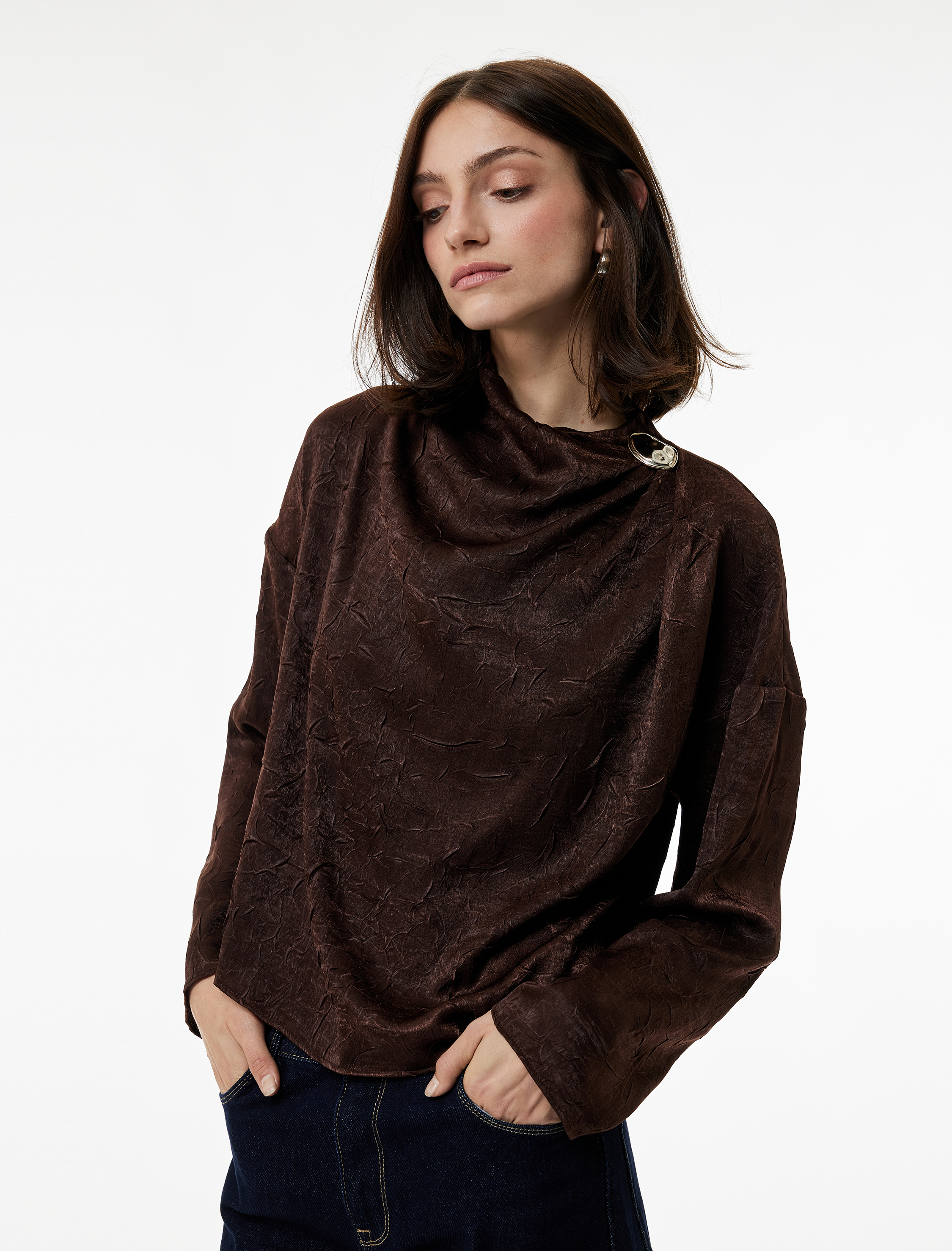   Metal Aksesuarlı Asimetrik Yaka Uzun Kollu Dokulu Saten Bluz