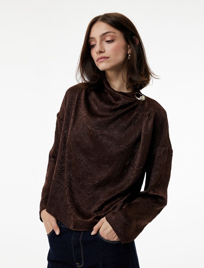  Metal Aksesuarlı Asimetrik Yaka Uzun Kollu Dokulu Saten Bluz