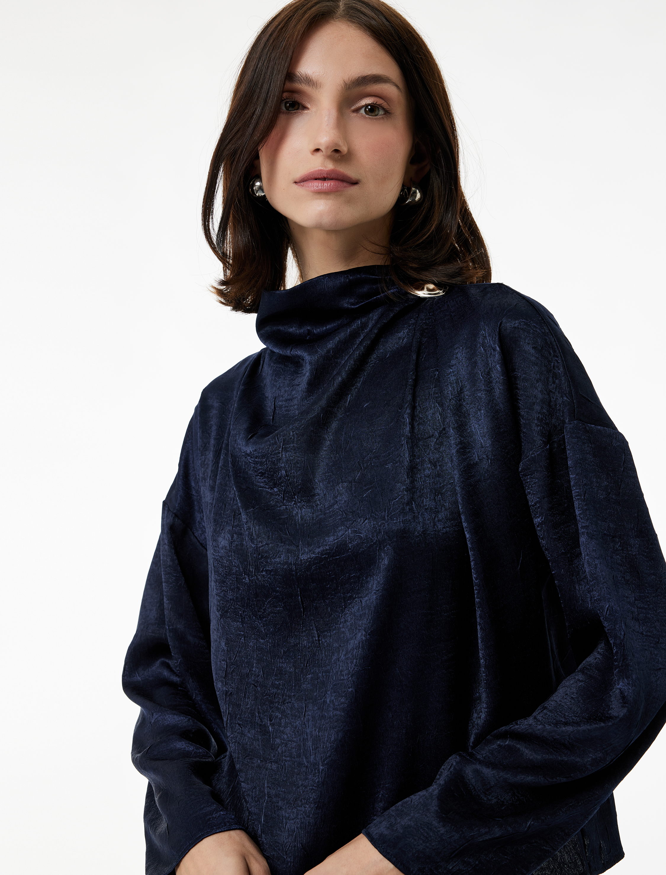   Metal Aksesuarlı Asimetrik Yaka Uzun Kollu Dokulu Saten Bluz