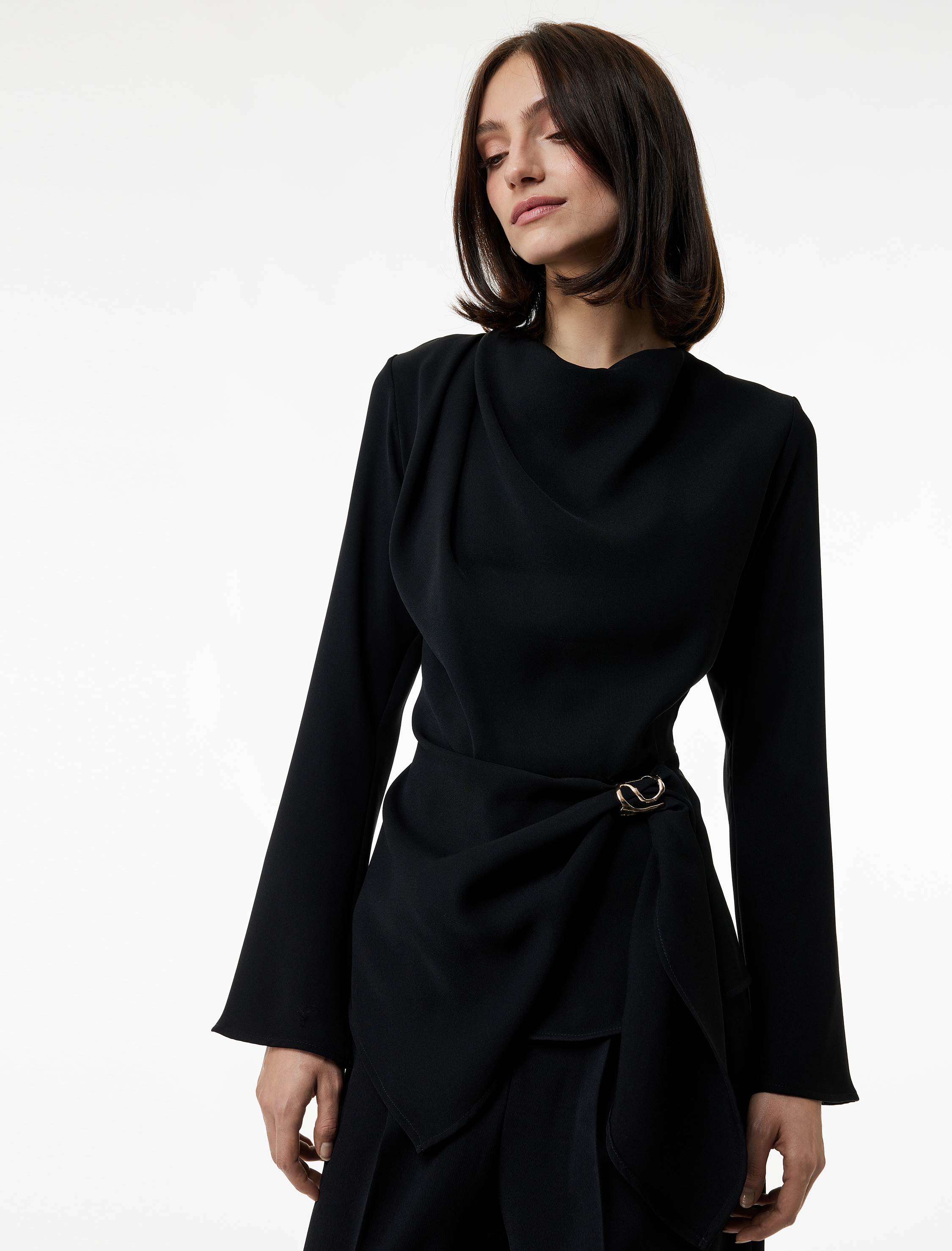   Uzun Kollu Degaje Yaka Metal Aksesuarlı Büzgülü Asimetrik Bluz