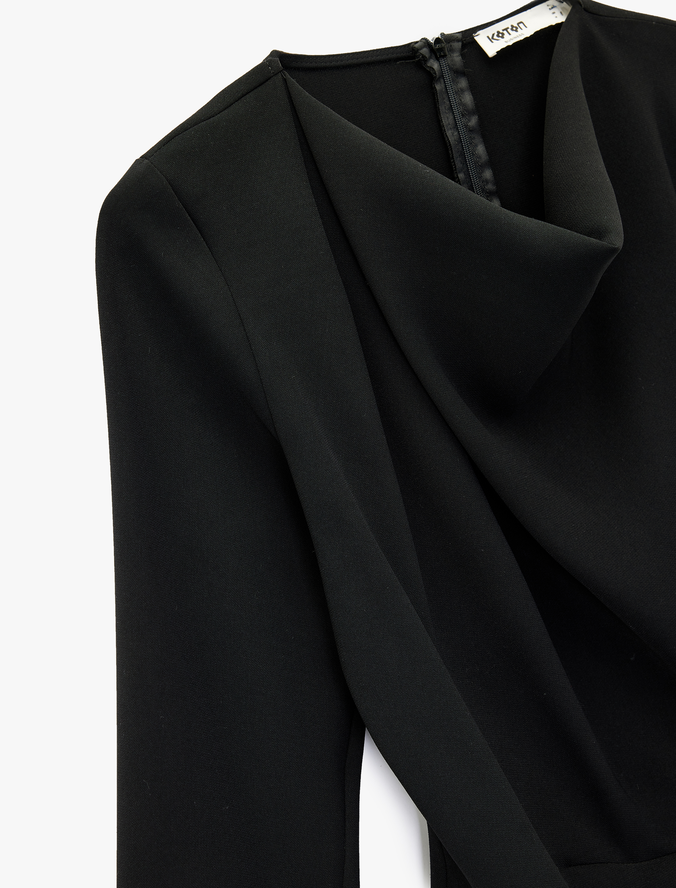   Uzun Kollu Degaje Yaka Metal Aksesuarlı Büzgülü Asimetrik Bluz