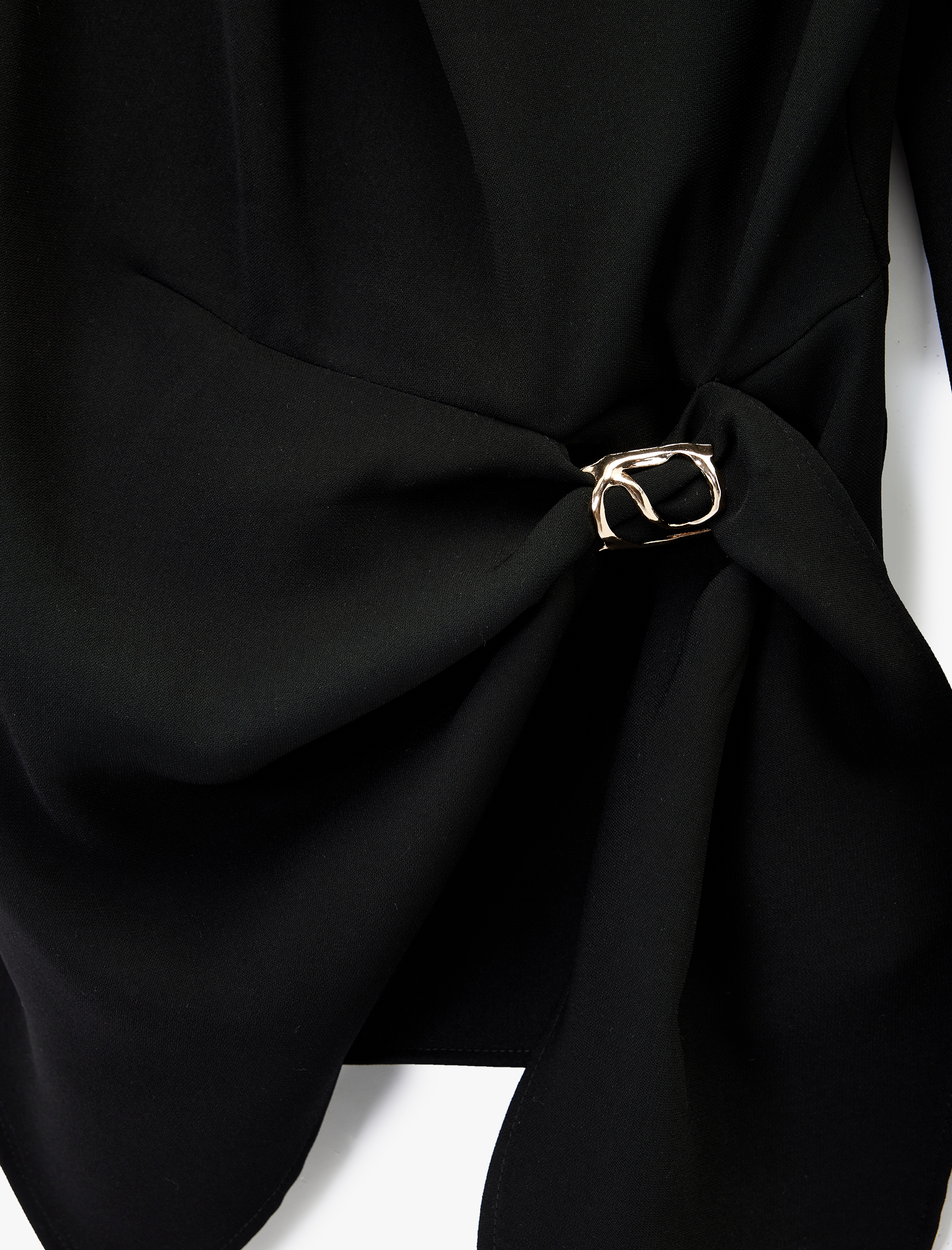   Uzun Kollu Degaje Yaka Metal Aksesuarlı Büzgülü Asimetrik Bluz