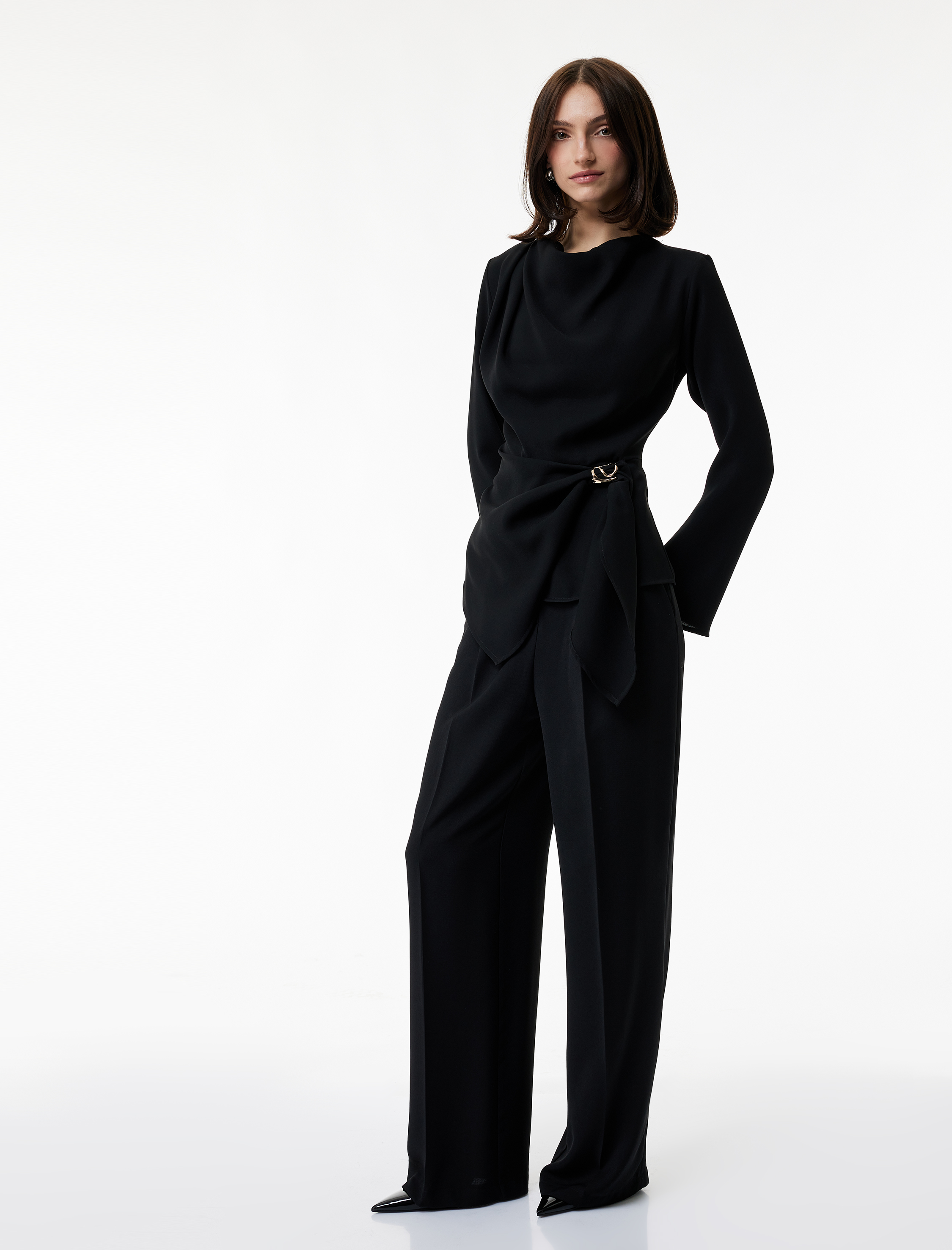   Uzun Kollu Degaje Yaka Metal Aksesuarlı Büzgülü Asimetrik Bluz