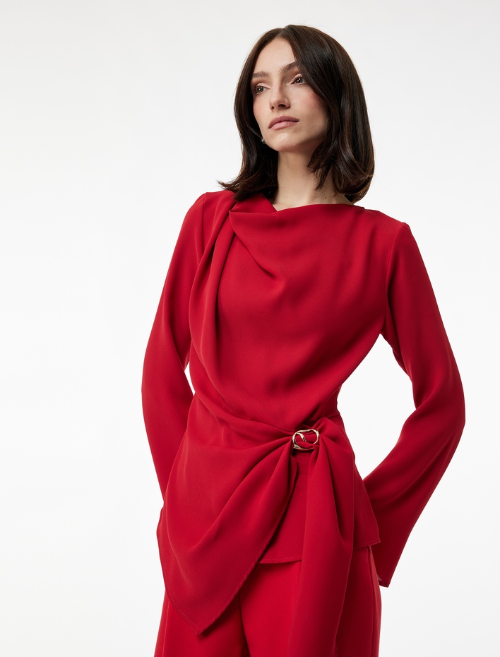  Uzun Kollu Degaje Yaka Metal Aksesuarlı Büzgülü Asimetrik Bluz