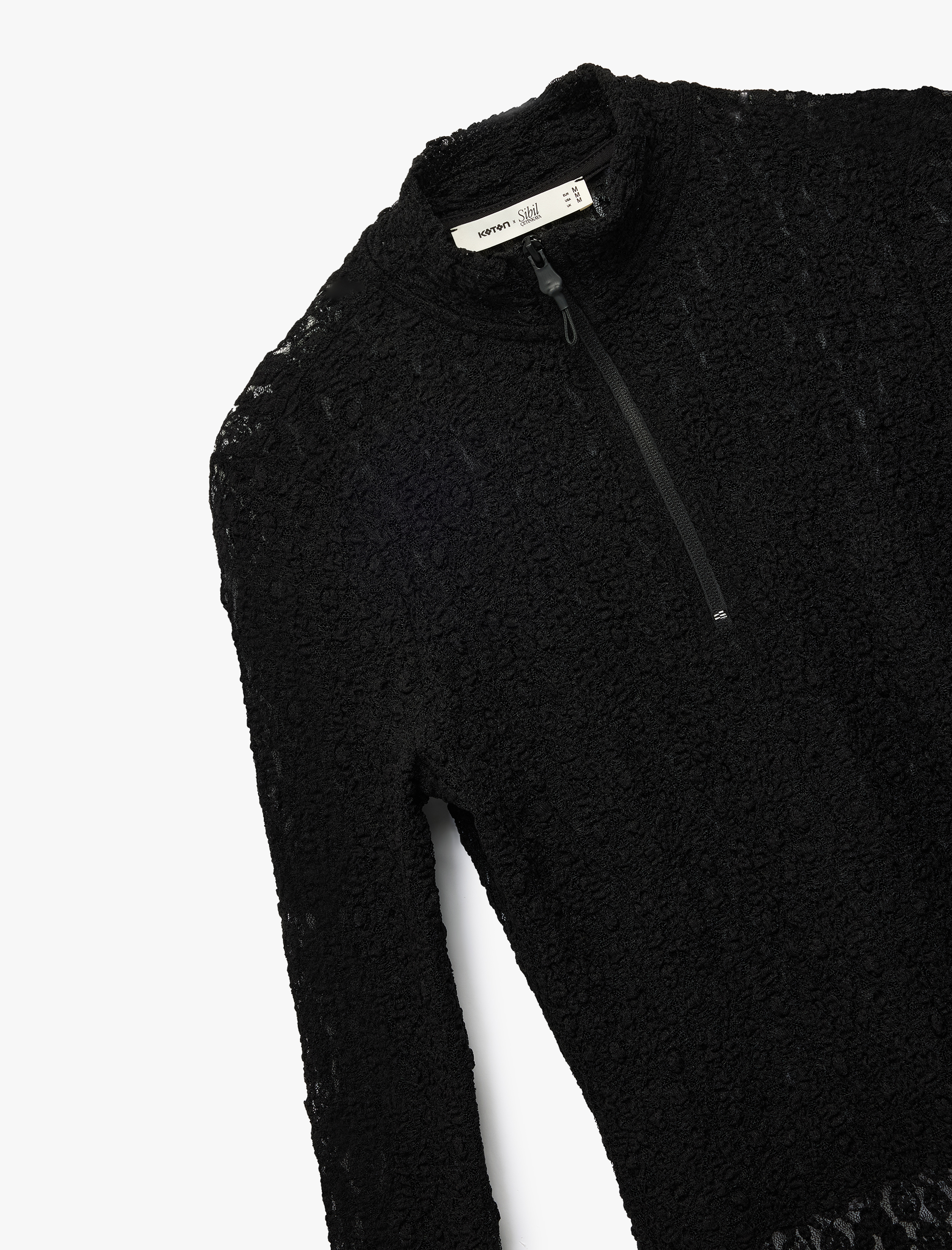   Koton X Sibil Çetinkaya - Uzun Kollu Yarım Fermuar Detaylı Dik Yaka Dantel Bluz