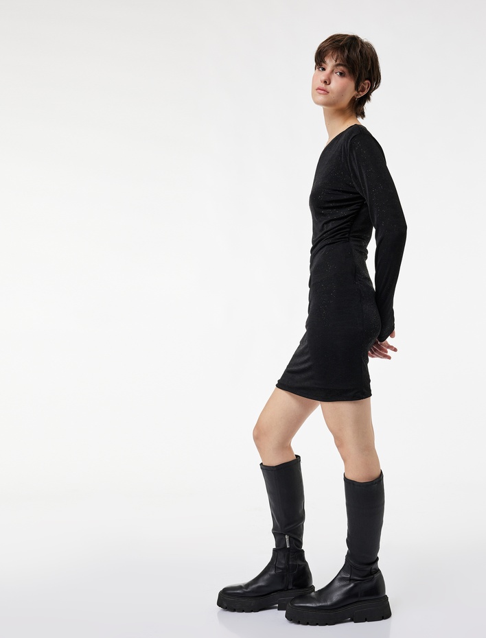  Asimetrik Yaka Uzun Kollu Simli Drapeli Mini Elbise