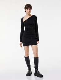 Asimetrik Yaka Uzun Kollu Simli Drapeli Mini Elbise