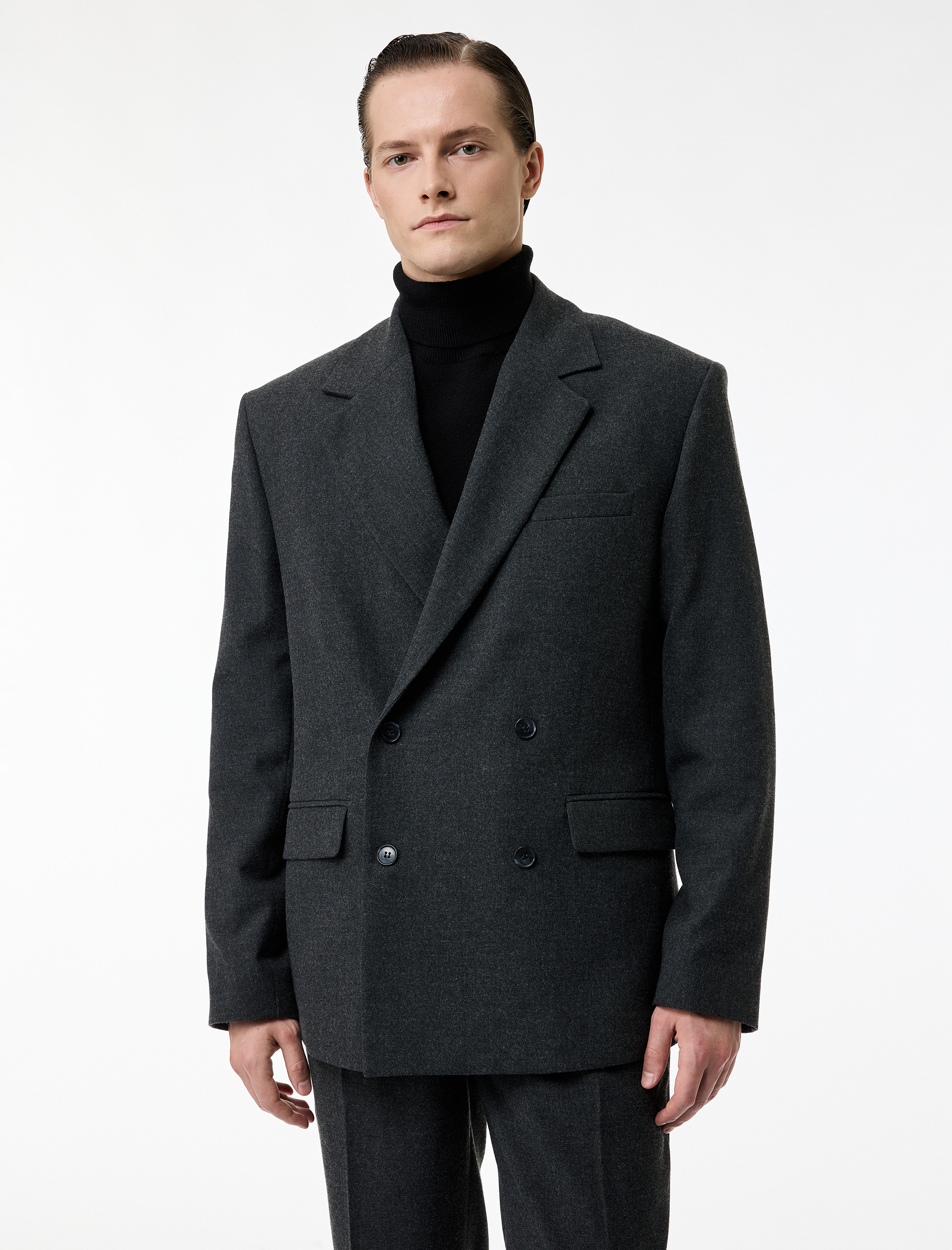   Uzun Kollu Kapaklı Cepli Viskon Karışımlı Düğmeli Mono Yaka Blazer Ceket