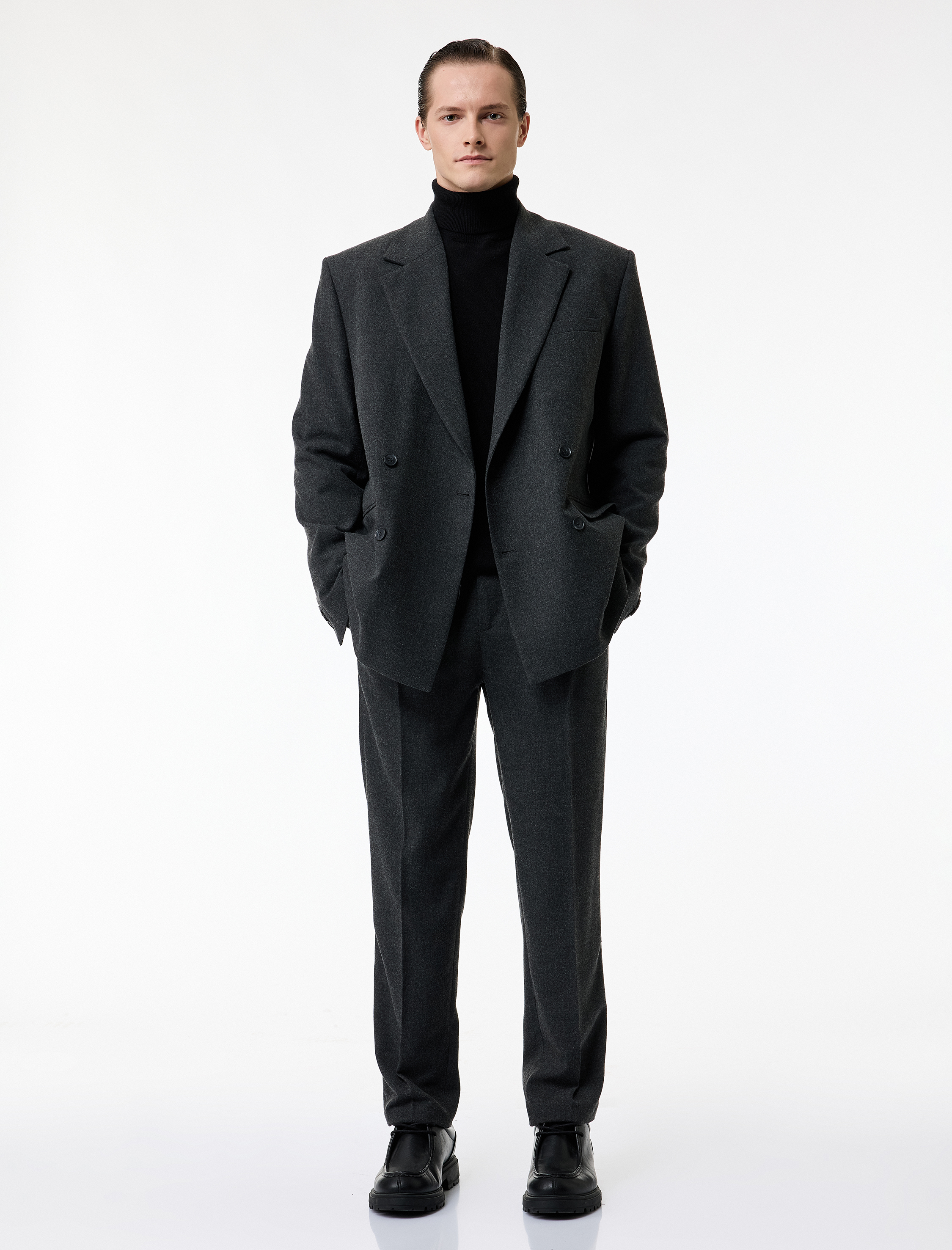   Uzun Kollu Kapaklı Cepli Viskon Karışımlı Düğmeli Mono Yaka Blazer Ceket