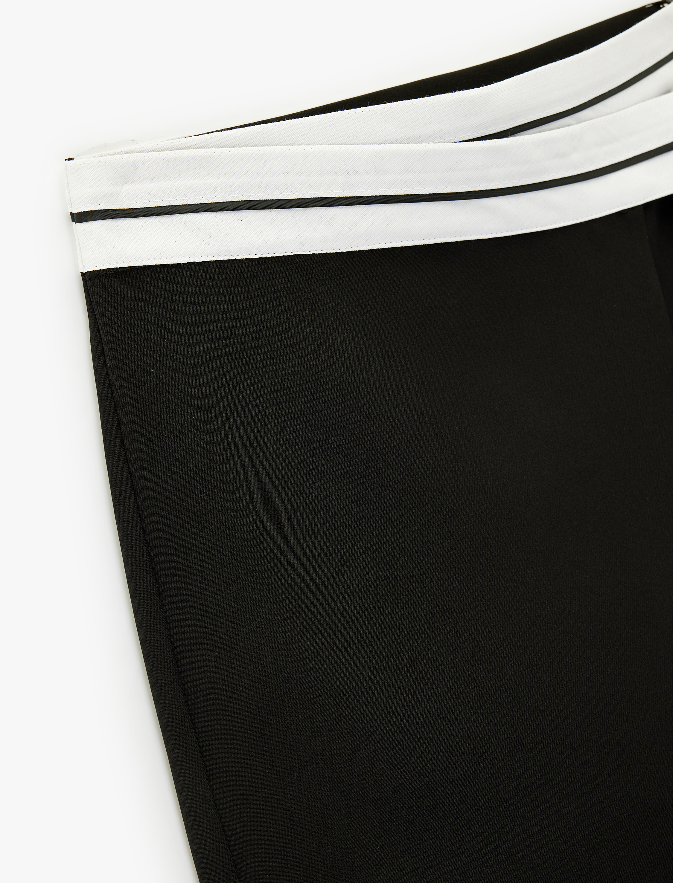   Çizgili Kemer Detaylı Asimetrik Kesim Mini Şort Etek