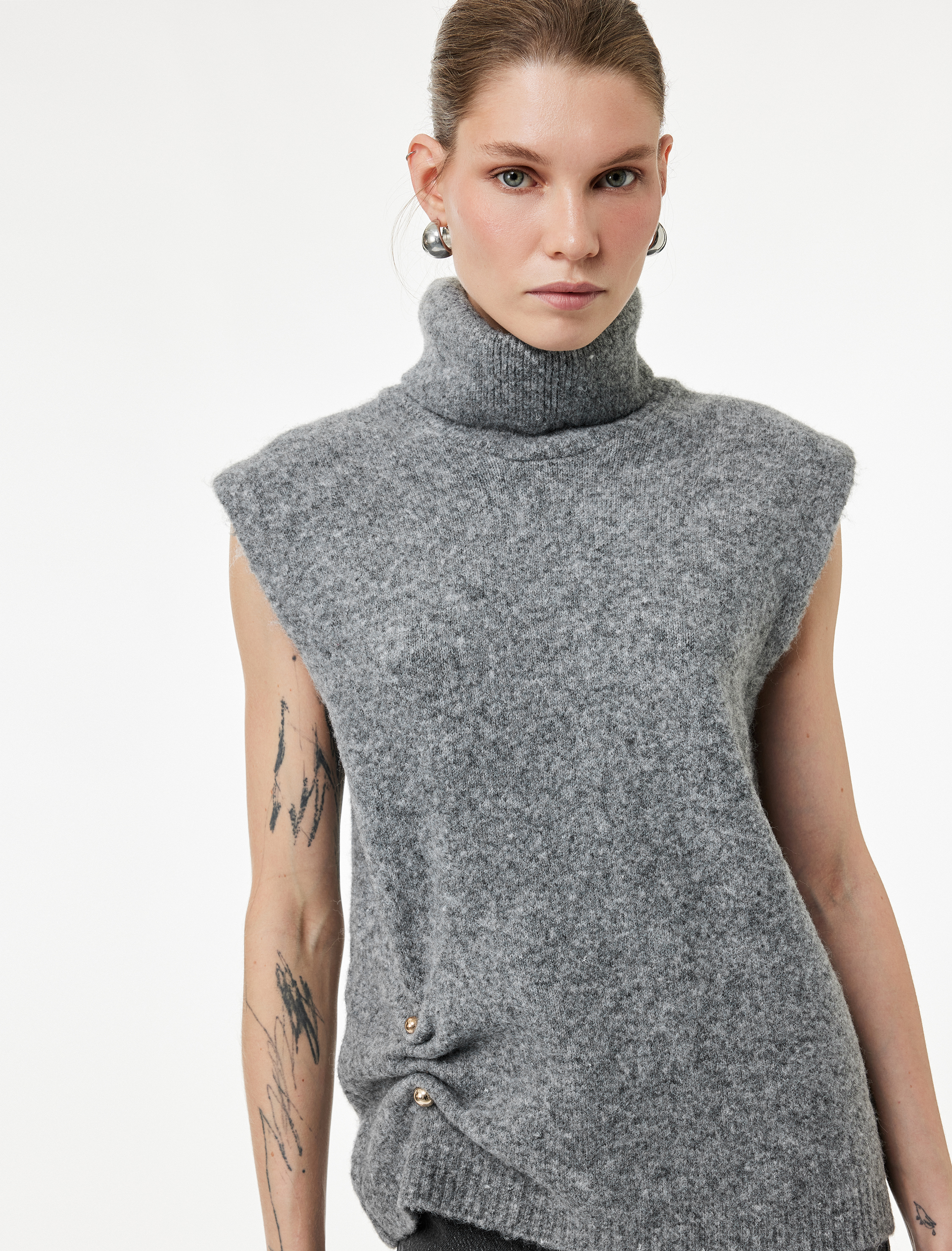   Koton X Sibil Çetinkaya - Aksesuar Detaylı Balıkçı Yaka Oversize Süveter