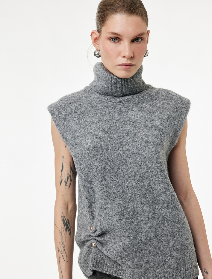  Koton X Sibil Çetinkaya - Aksesuar Detaylı Balıkçı Yaka Oversize Süveter