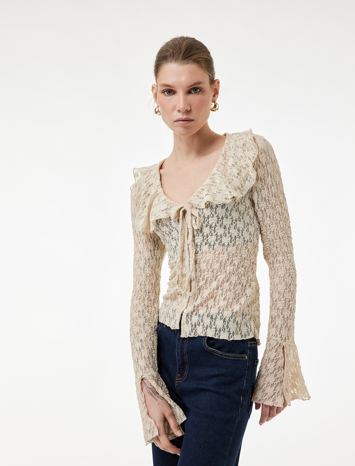  Koton X Sibil Çetinkaya - Uzun İspanyol Kollu V Yaka Bağlamalı Fırfırlı Dantelli Bluz