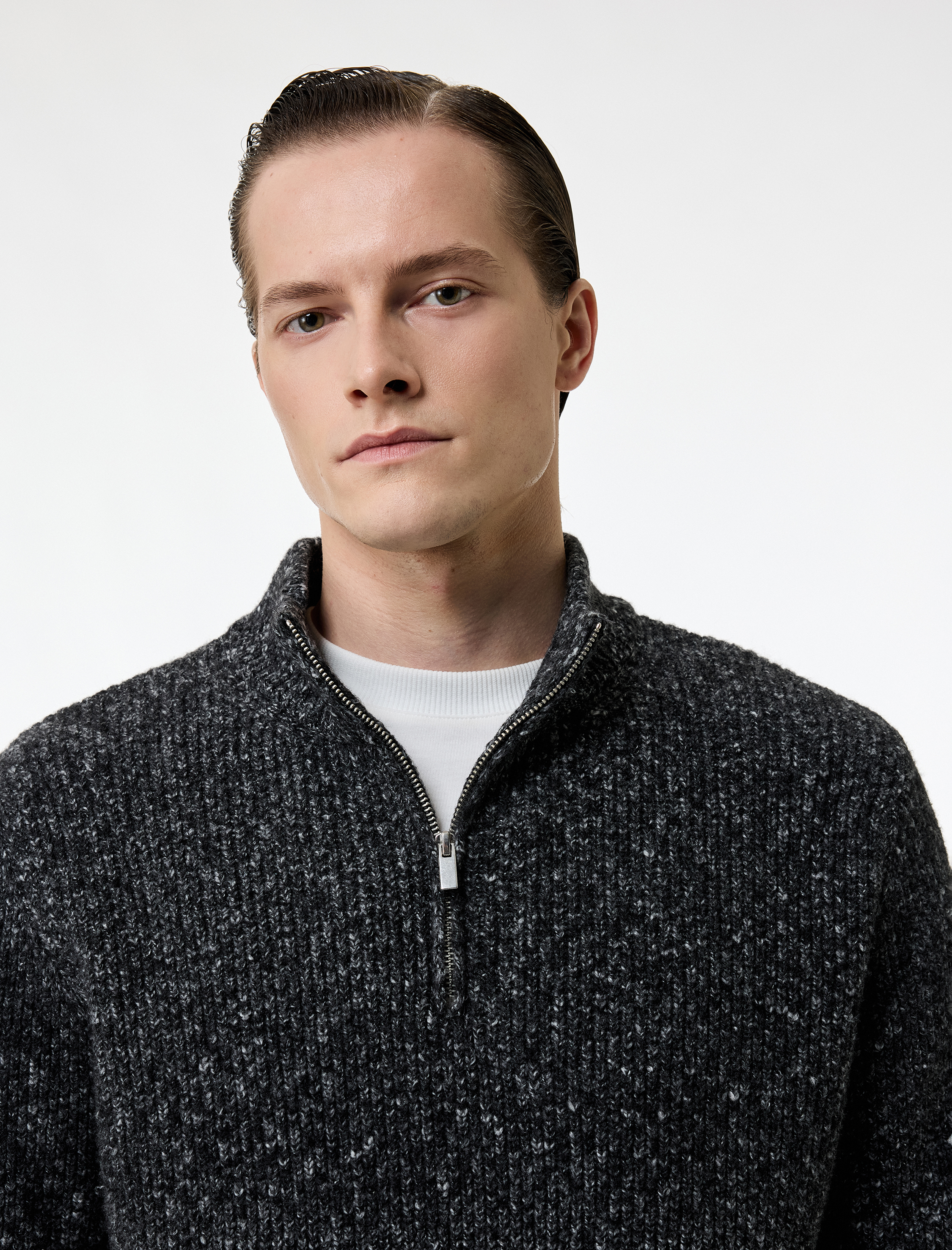   Uzun Kollu Desenli Yarım Fermuarlı Triko Kazak