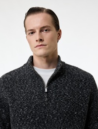 Uzun Kollu Desenli Yarım Fermuarlı Triko Kazak