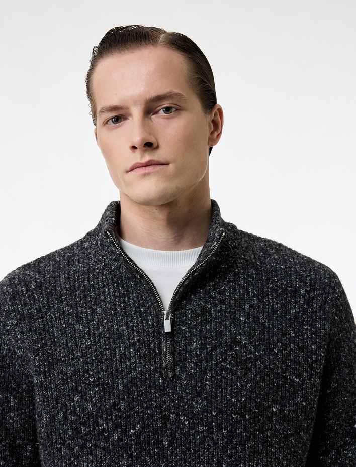  Uzun Kollu Desenli Yarım Fermuarlı Triko Kazak