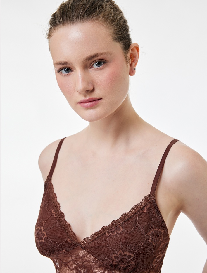  V Yaka Dantel Detaylı Askılı Pijama Üstü