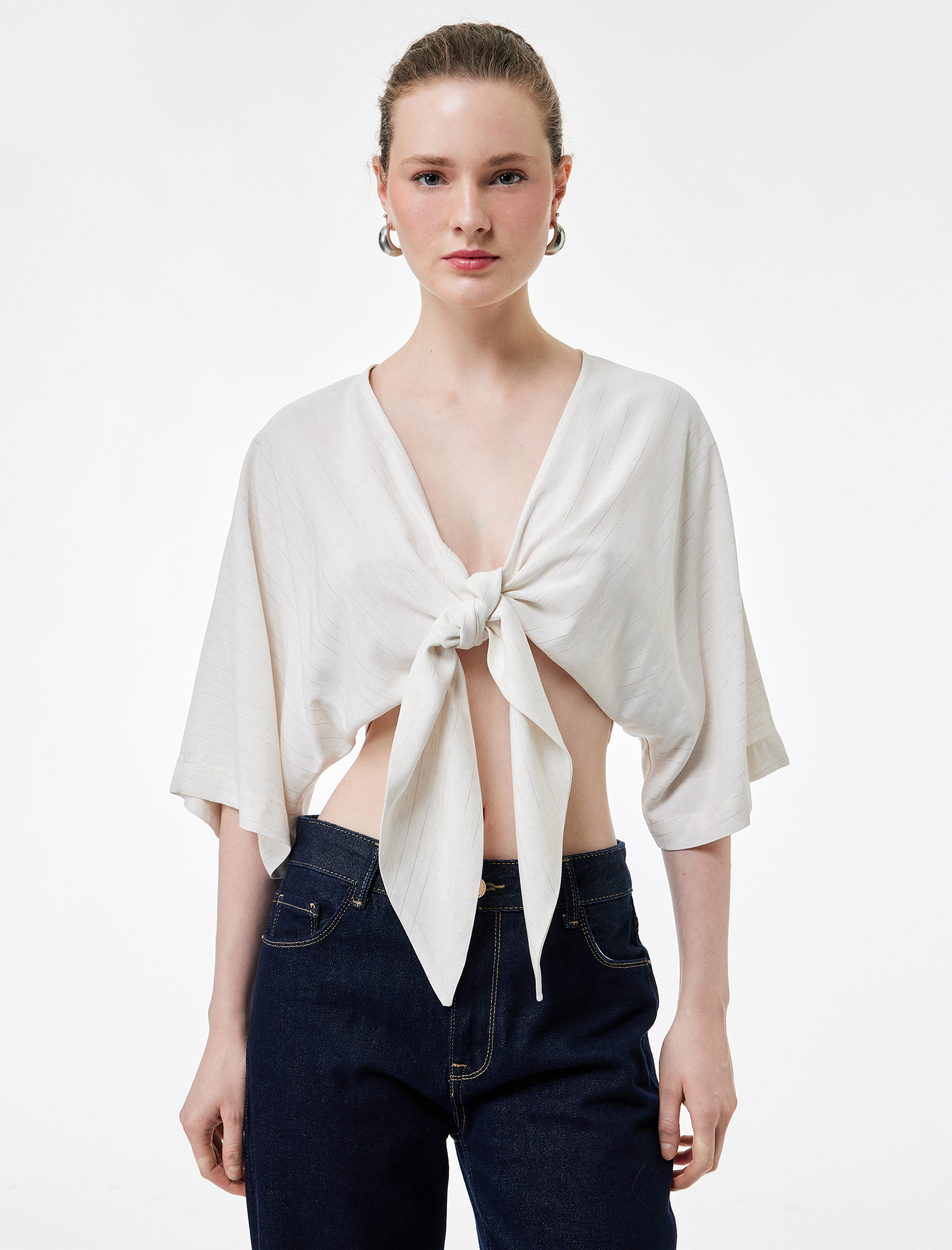   Bağlama Detaylı Yarım Kol V Yaka Keten Karışımlı Bluz