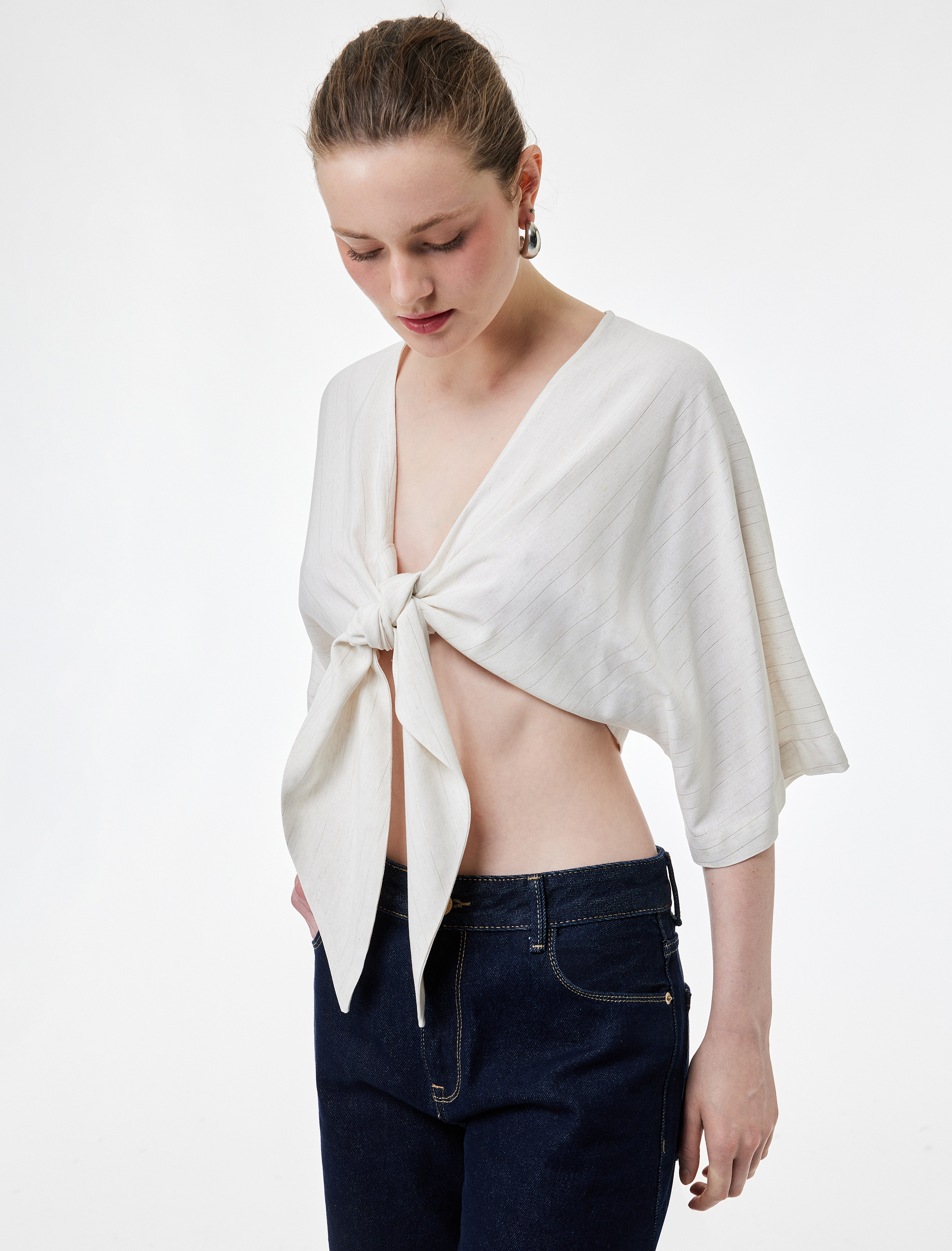   Bağlama Detaylı Yarım Kol V Yaka Keten Karışımlı Bluz