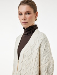 Koton X Sibil Çetinkaya - Uzun Kollu Düğmeli V Yaka Saç Örgü Crop Oversize Hırka