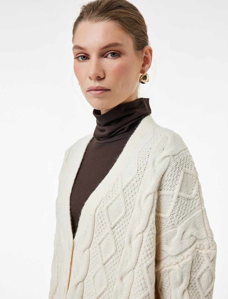 Koton X Sibil Çetinkaya – Uzun Kollu Düğmeli V Yaka Saç Örgü Crop Oversize Hırka