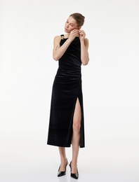 Yırtmaçlı Aksesuarlı Asimetrik Yaka Kolsuz Midi Boy Kadife Elbise