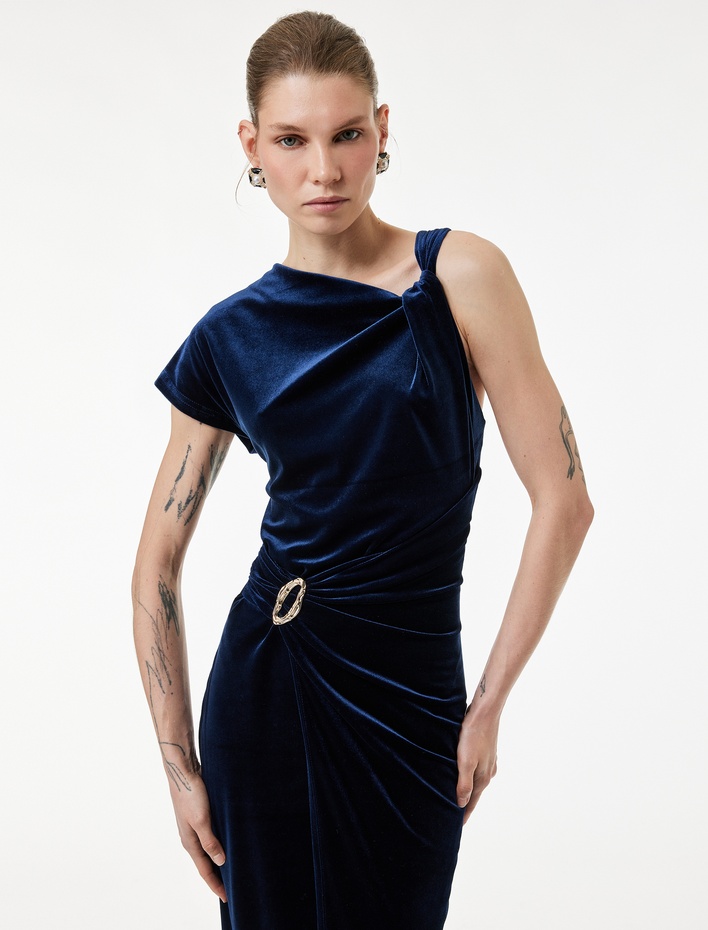  Aksesuarlı Kolsuz Yırtmaçlı Asimetrik Kruvaze Midi Boy Kadife Elbise