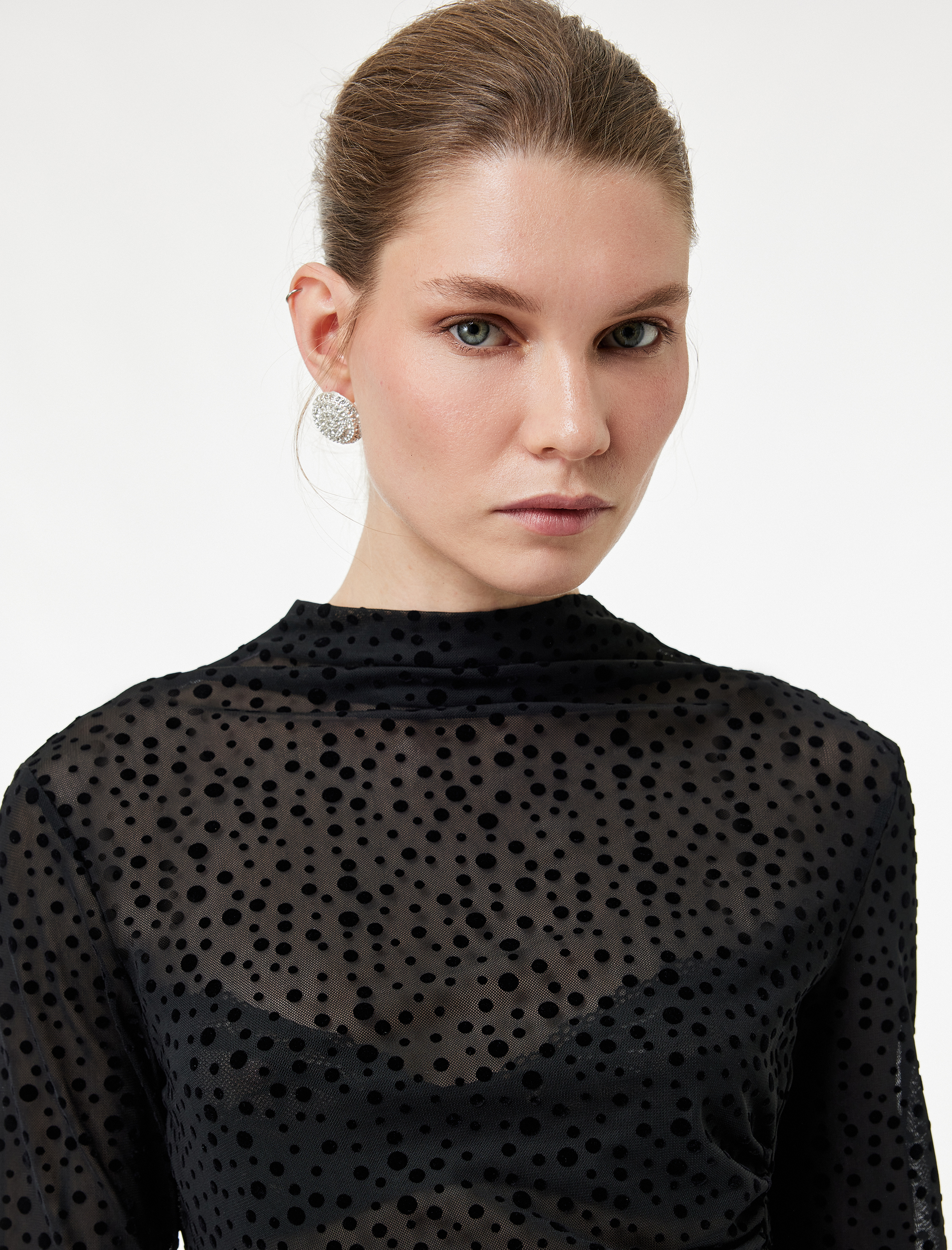   Slim Fit Uzun Kollu Geniş Dik Yaka Puantiyeli Tül Bluz