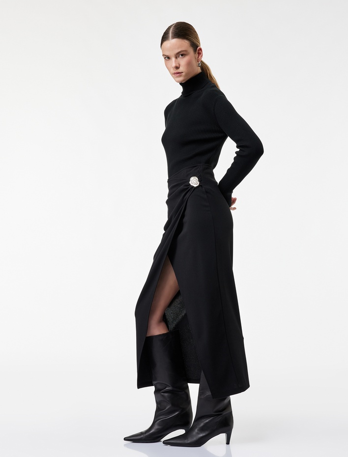  Krep Kumaş Aksesuar Detaylı Yırtmaçlı Kruvaze Midi Etek