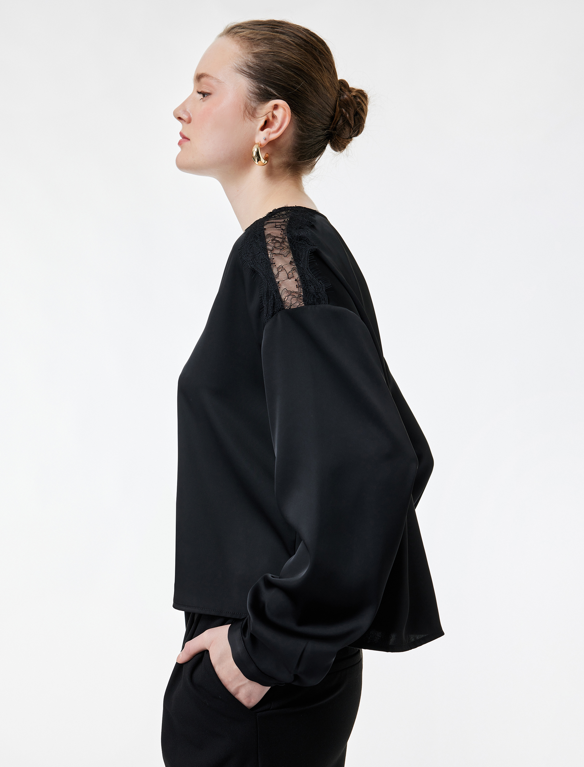   Dantel Detaylı Düğmeli Uzun Kollu V Yaka Saten Bluz