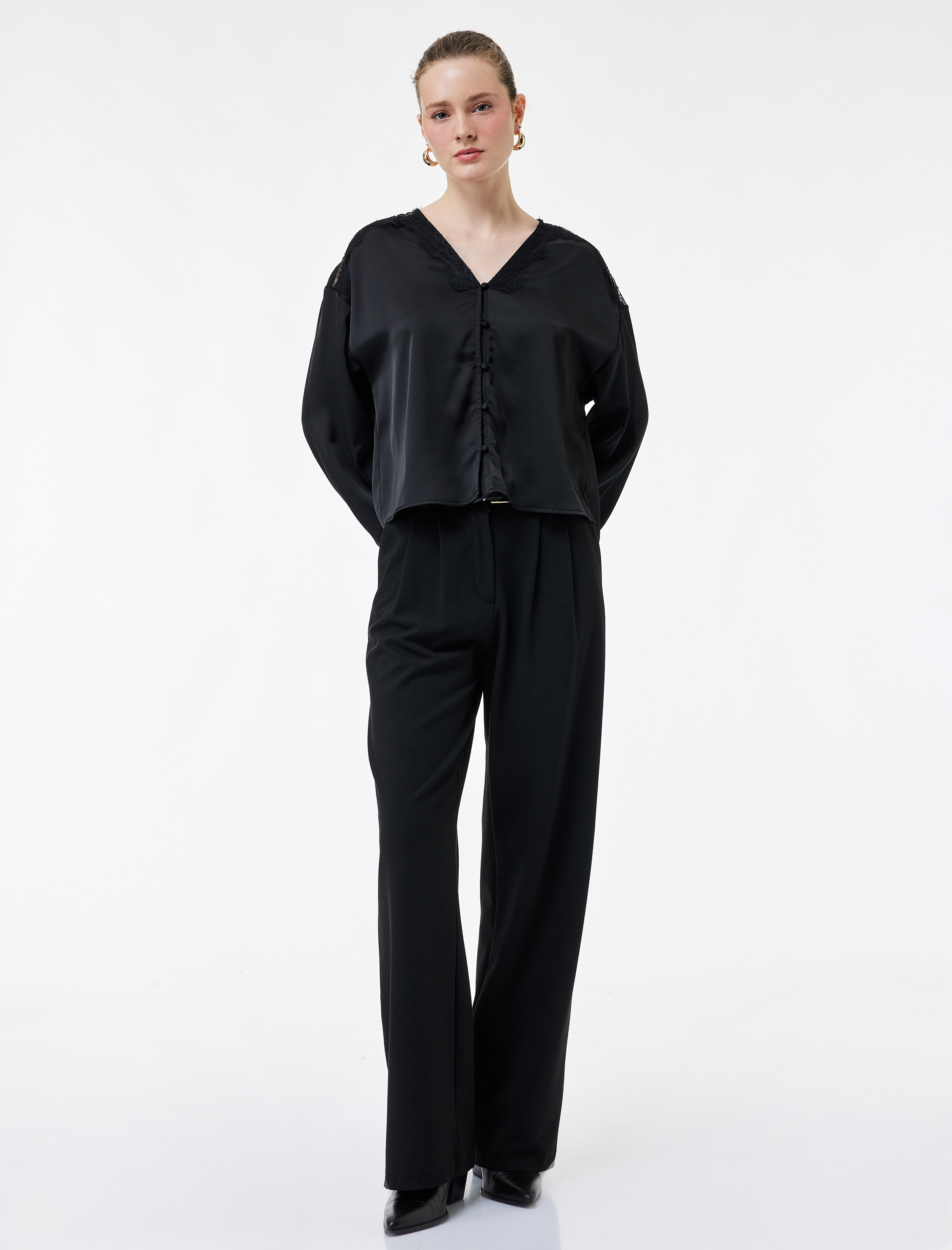   Dantel Detaylı Düğmeli Uzun Kollu V Yaka Saten Bluz