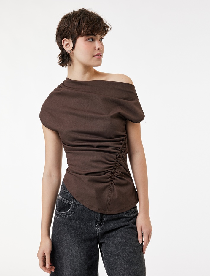  Kolsuz Drape Detaylı Asimetrik Tişört