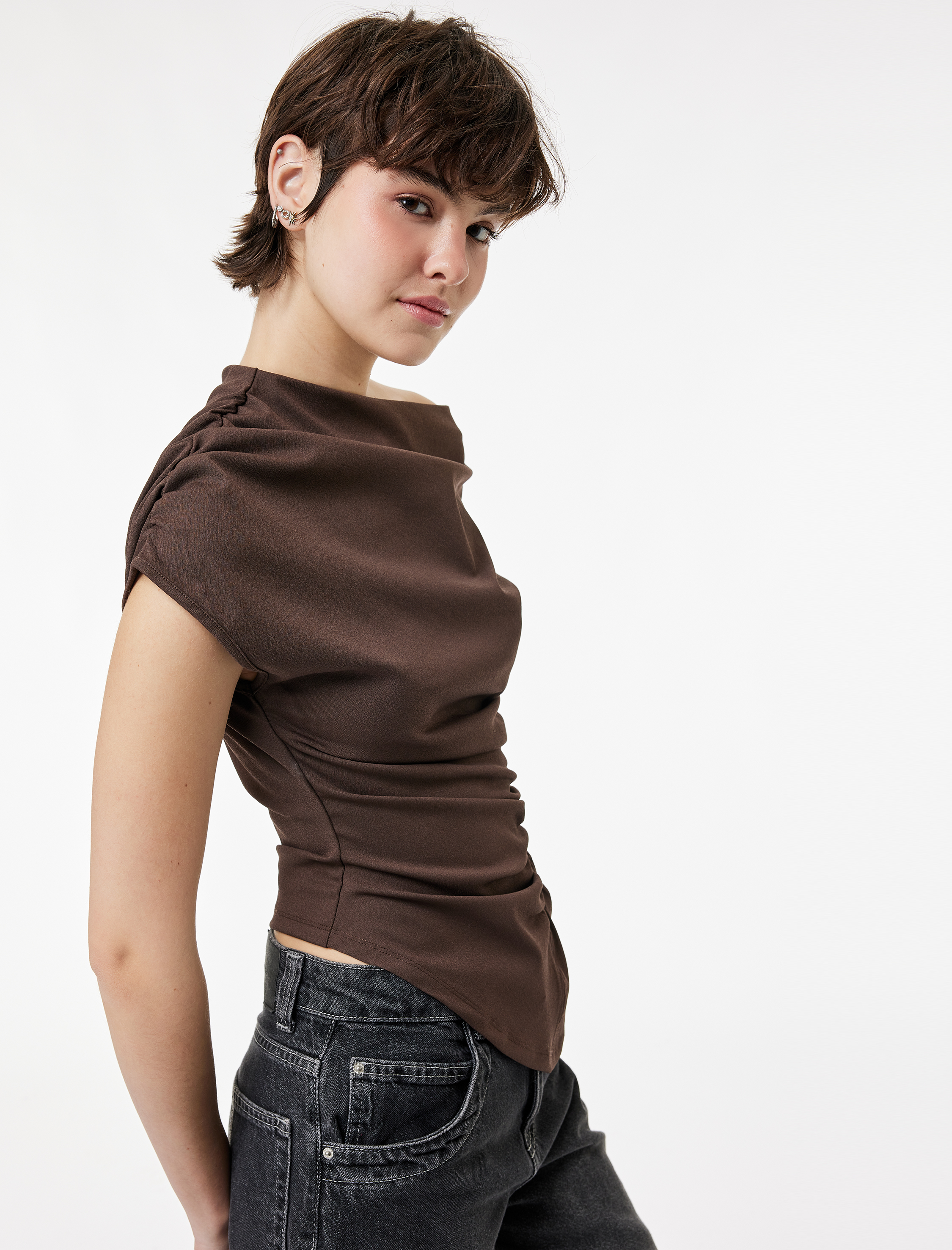   Kolsuz Drape Detaylı Asimetrik Tişört