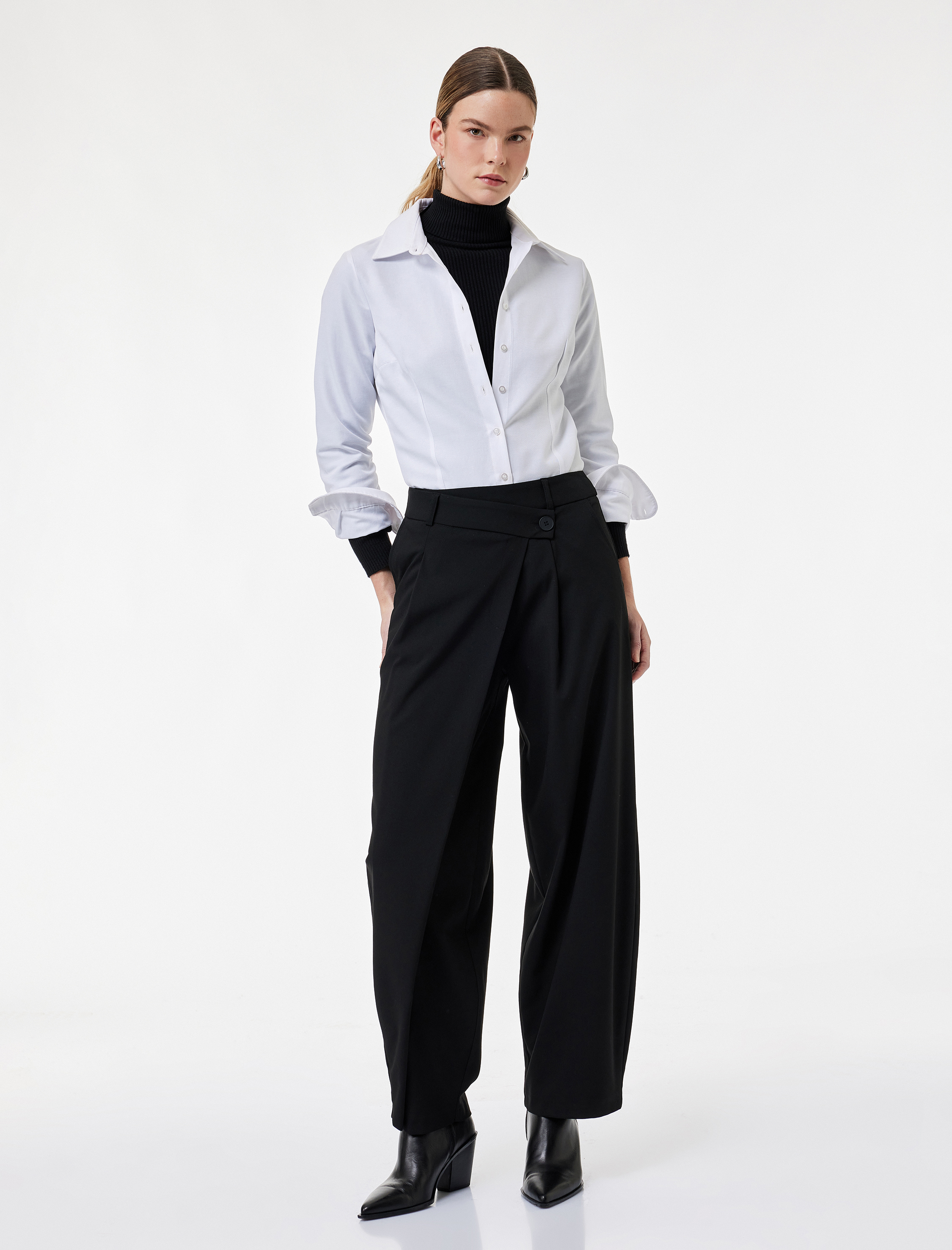   Asimetrik Kapama Detaylı Bol Paça Kumaş Pantolon