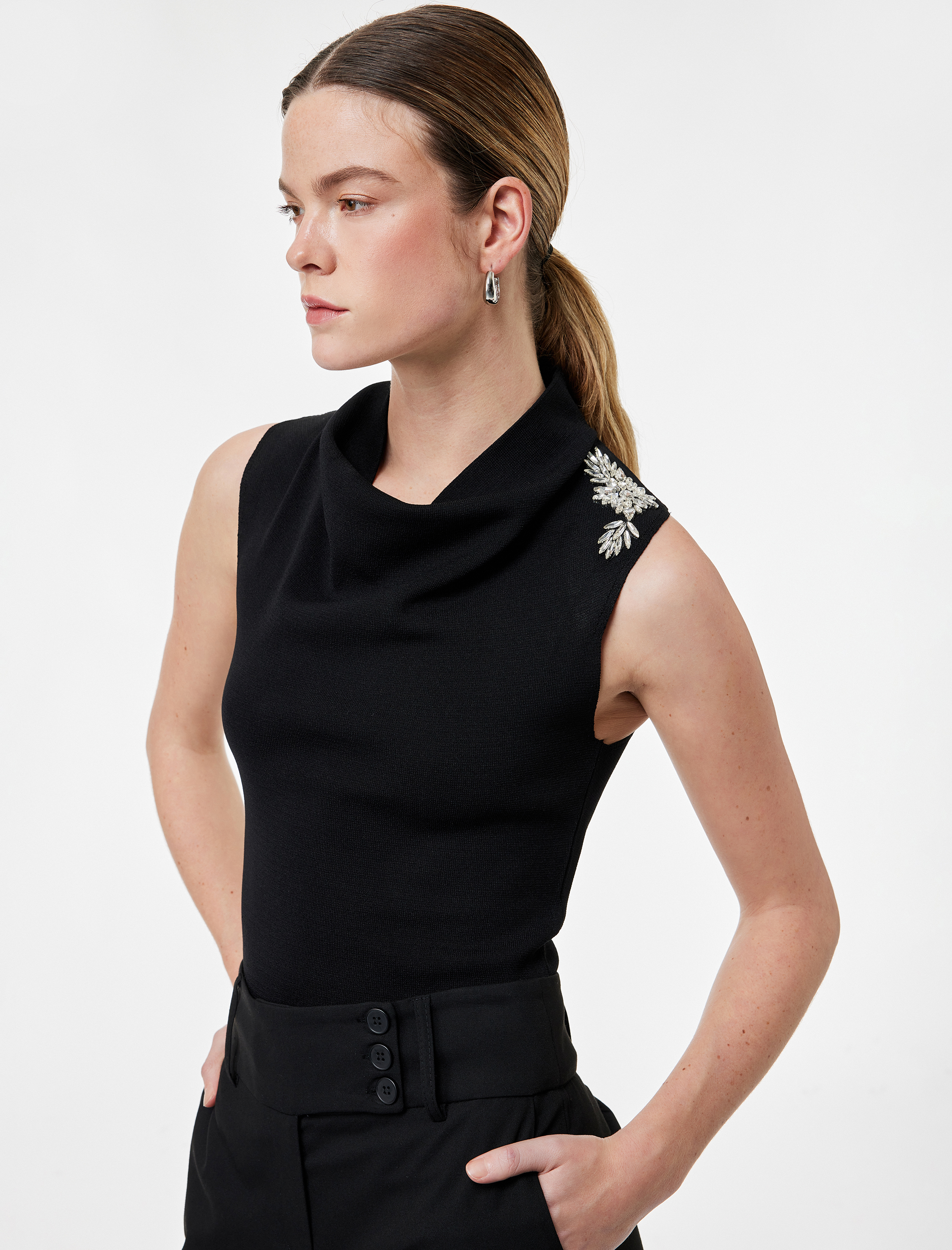   Kolsuz Degaje Dik Yaka Taşlı Triko Bluz