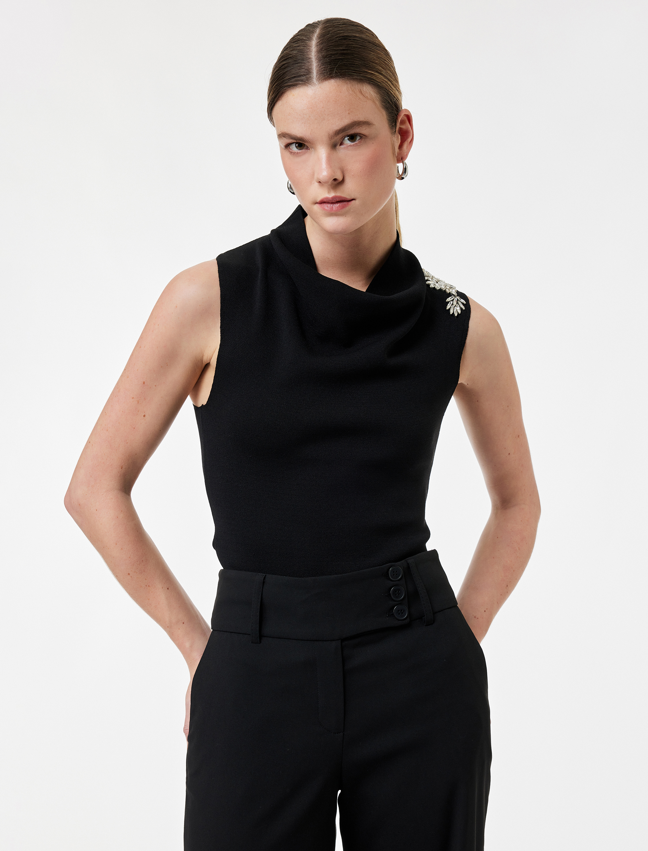   Kolsuz Degaje Dik Yaka Taşlı Triko Bluz