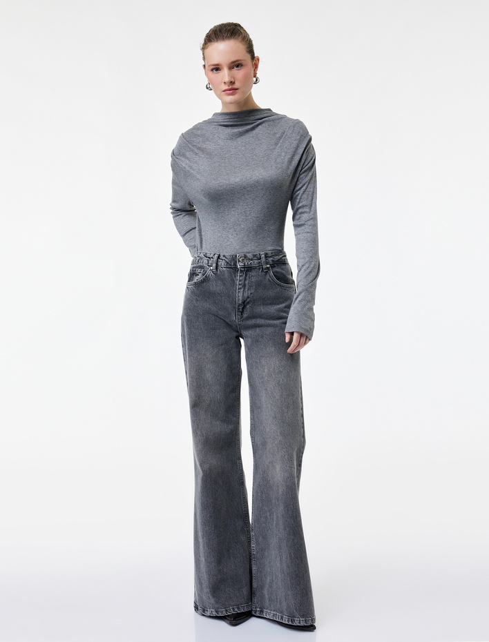  Koton X Şahika Ercüment - Uzun Kollu Dik Dökümlü Geniş Yaka Drapeli Tişört