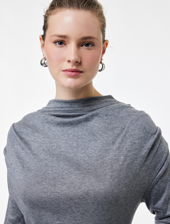  Koton X Şahika Ercüment - Uzun Kollu Dik Dökümlü Geniş Yaka Drapeli Tişört