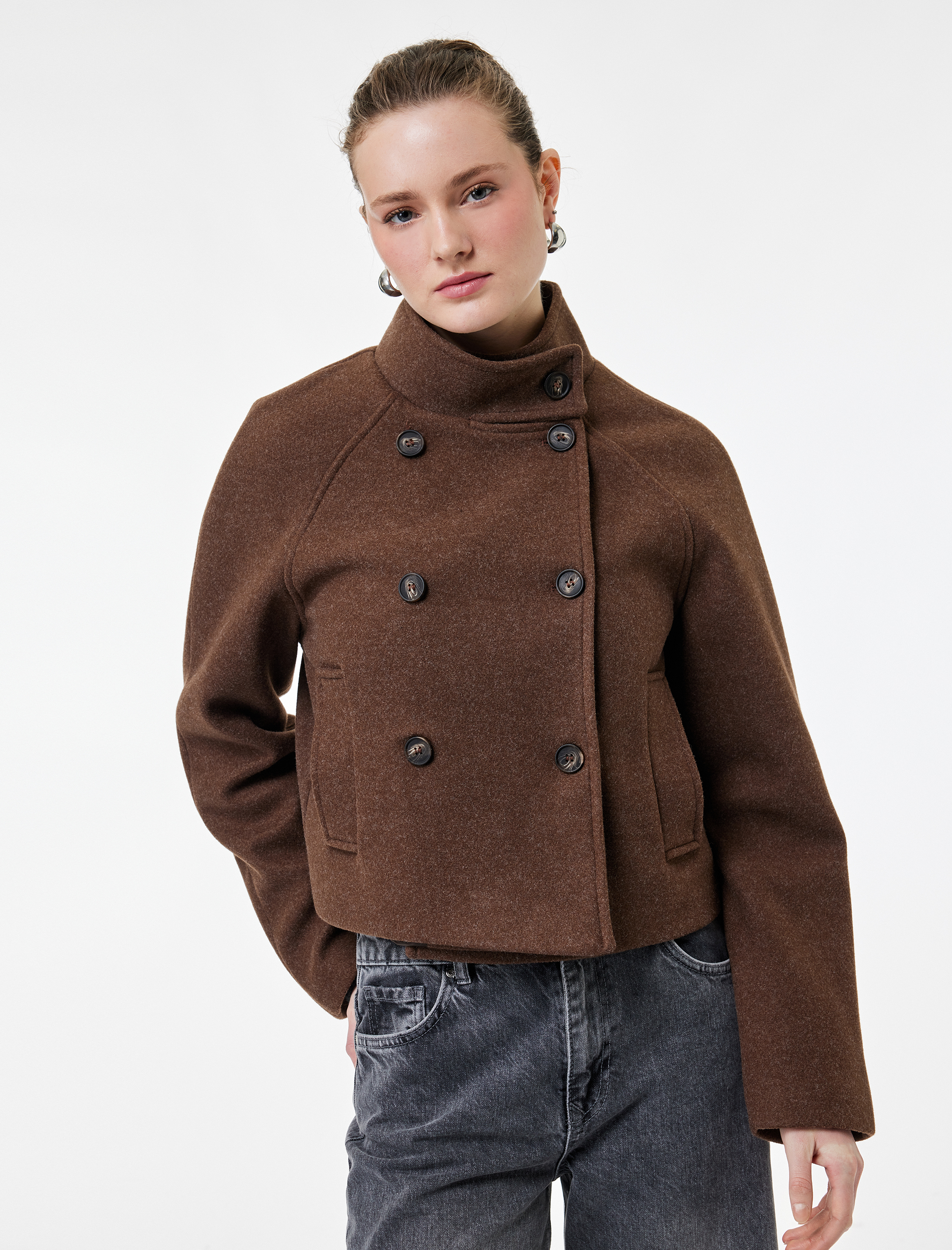   Uzun Kollu Cepli Dik Yaka Düğmeli Kruvaze Kısa Kaşe Mont