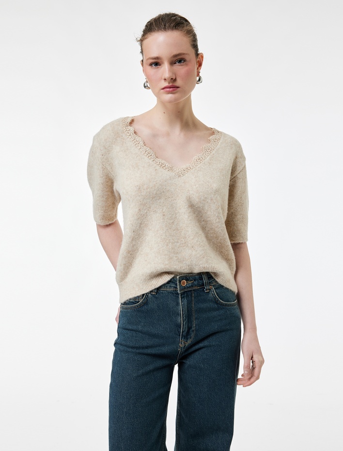  Koton X Şahika Ercümen - Kısa Kollu Dantel Detaylı V Yaka Triko Crop Kazak