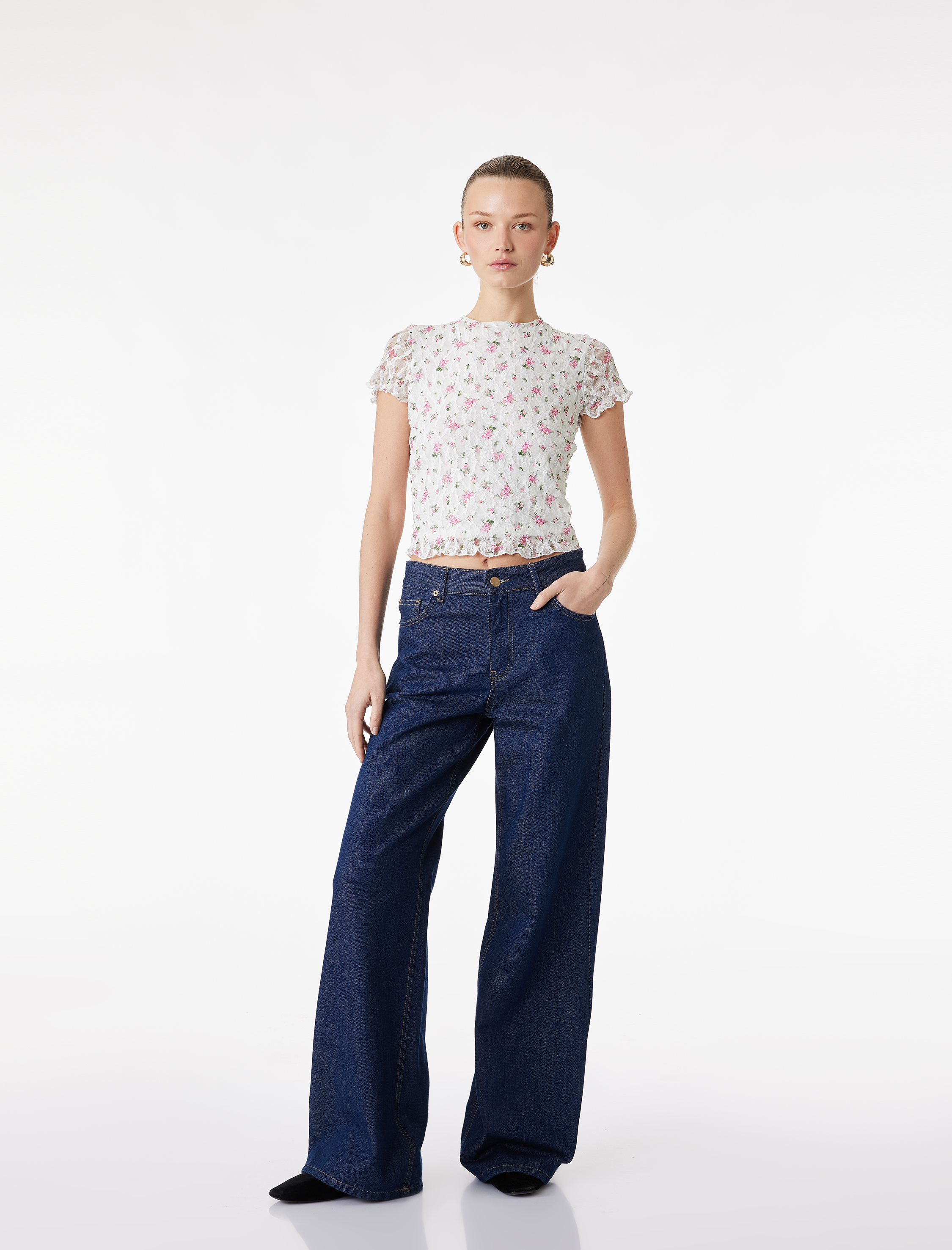   Slim Fit Kısa Kollu Yuvarlak Yaka Çiçekli Dantel Tişört