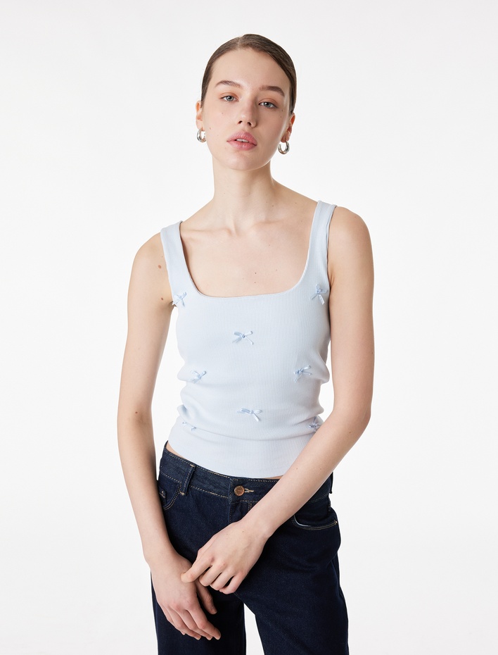  Pamuklu Kare Yaka Fiyonklu Kalın Askılı Bluz