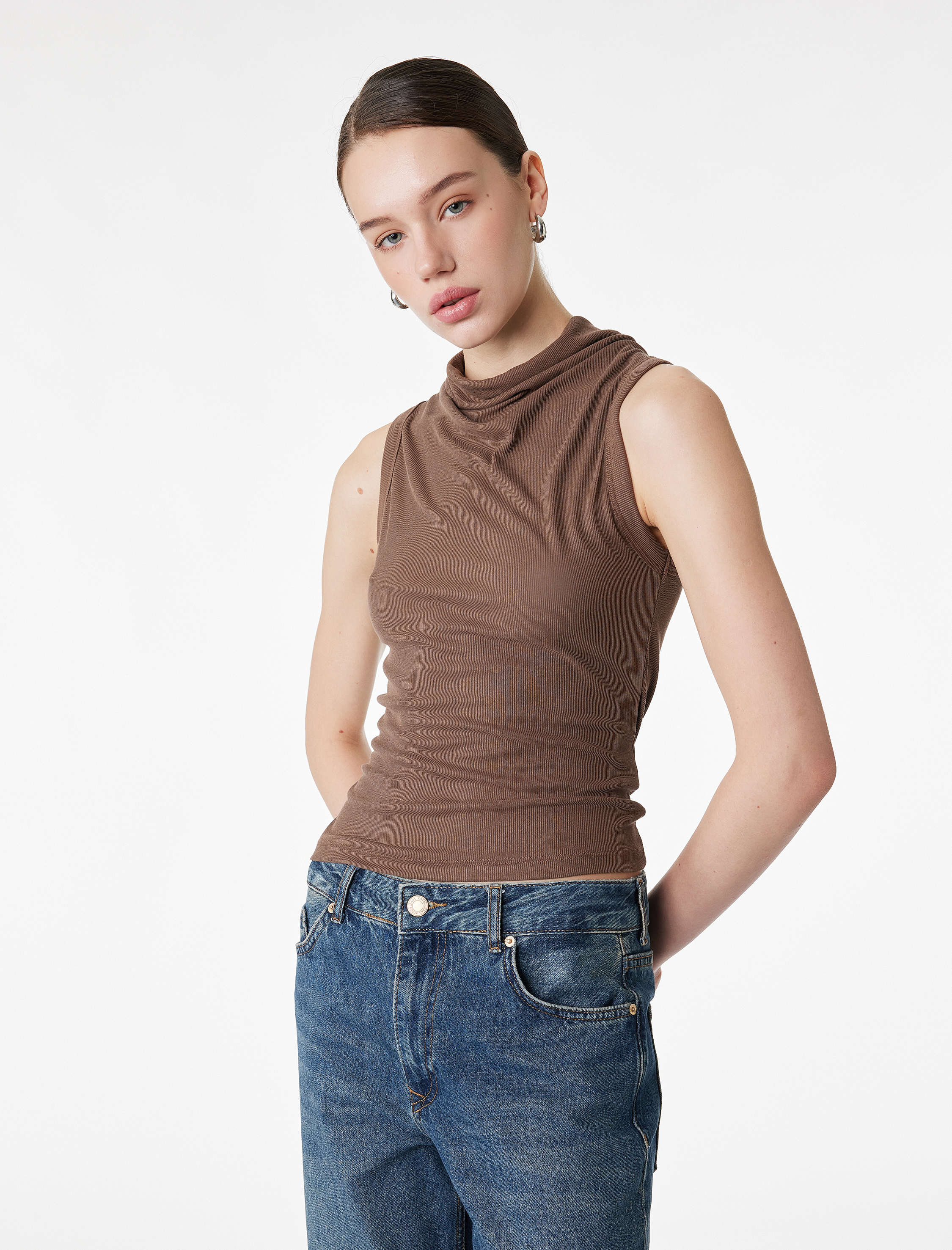   Modal Kumaş  Slim Fit Dik Hafif Degaje Yaka Kolsuz Bluz
