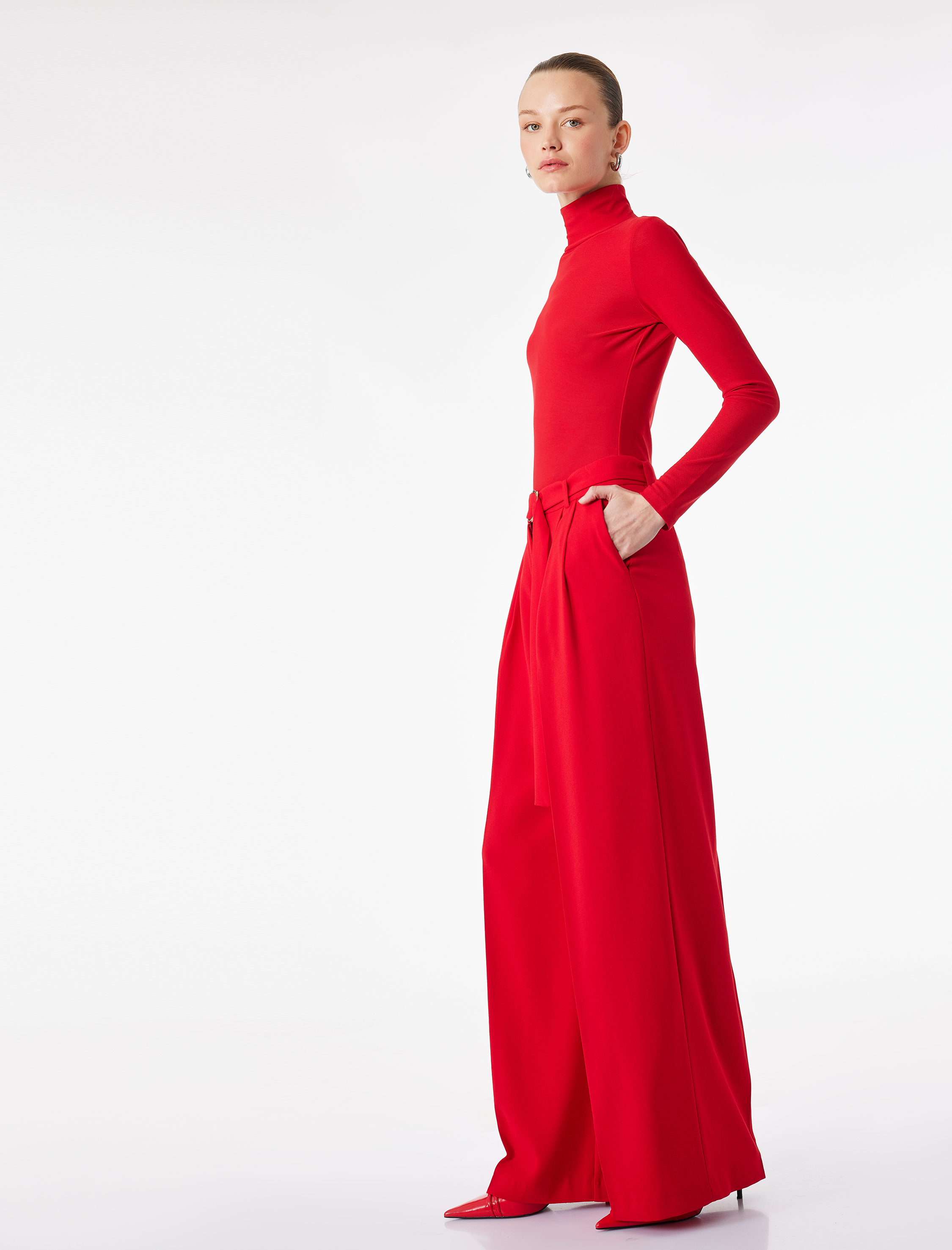 Krep Kumaş Cepli Pile Detaylı Bol Paça Kemerli Pantolon