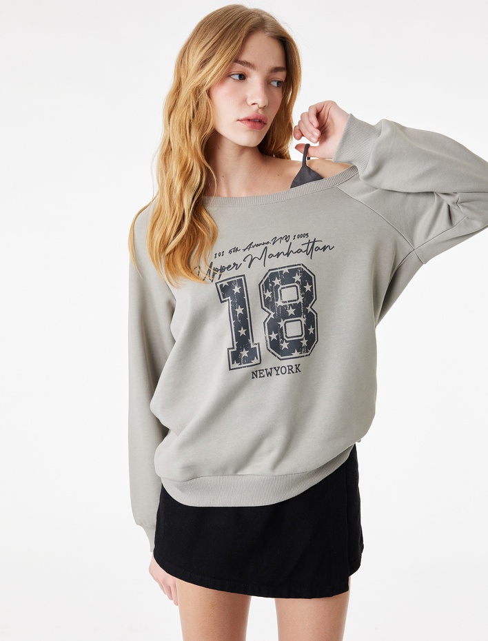  Rahat Kalıp Üç İplik Uzun Kollu Asimetrik Yaka Omzu Açık Baskılı Sweatshirt