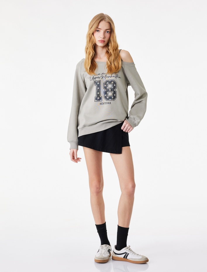  Rahat Kalıp Üç İplik Uzun Kollu Asimetrik Yaka Omzu Açık Baskılı Sweatshirt