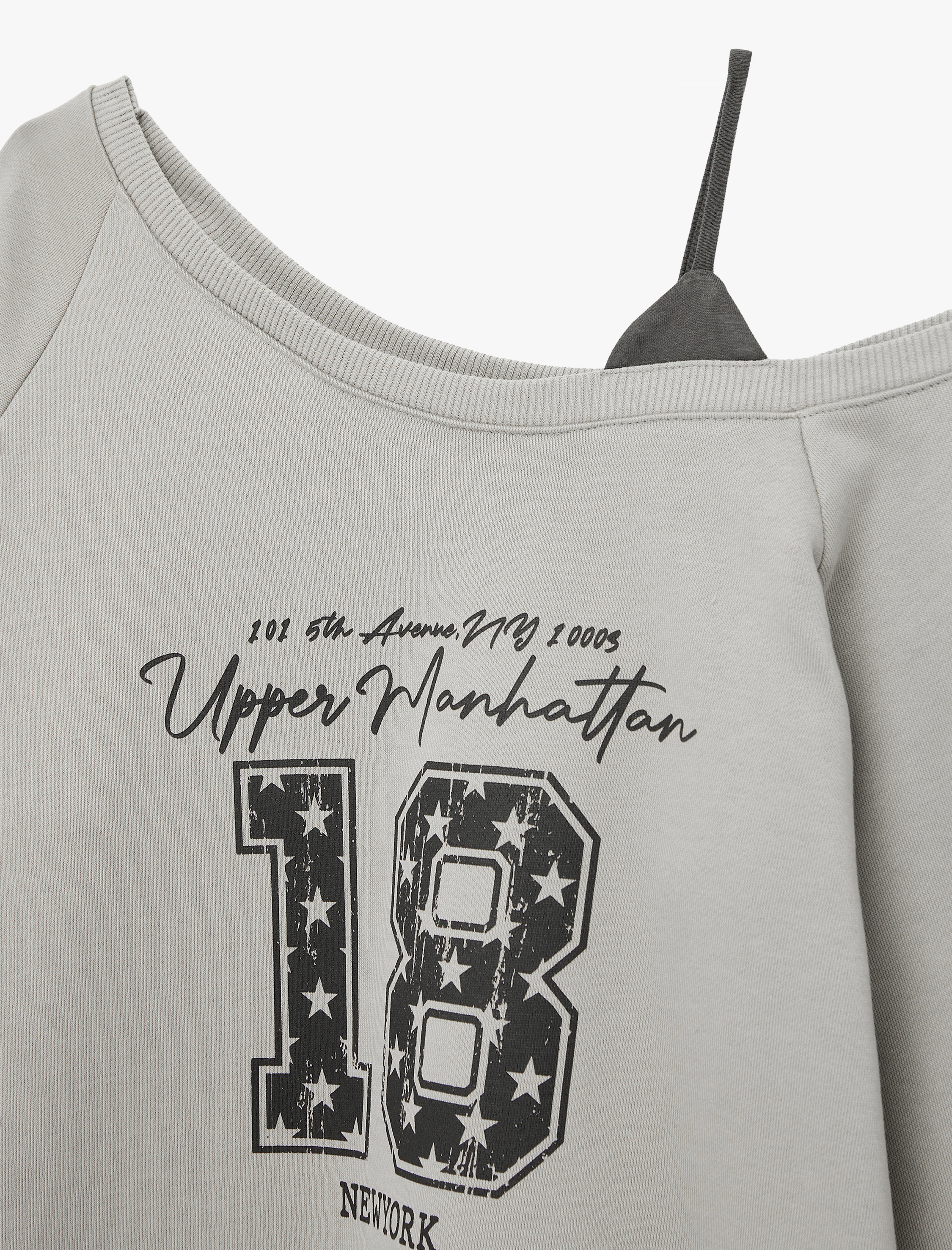   Rahat Kalıp Üç İplik Uzun Kollu Asimetrik Yaka Omzu Açık Baskılı Sweatshirt