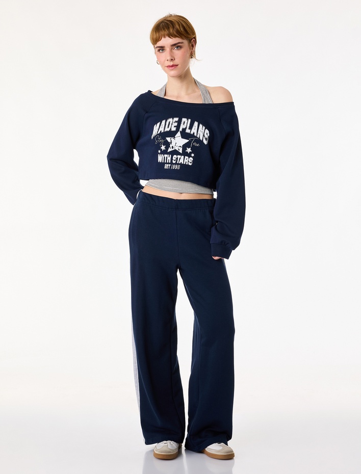  Rahat Kalıp Uzun Kollu Boyundan Bağlama Detaylı Crop Baskılı Sweatshirt